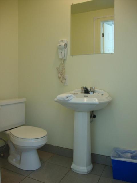 Motel Economy Double Room with Two Double Beds - Smoking