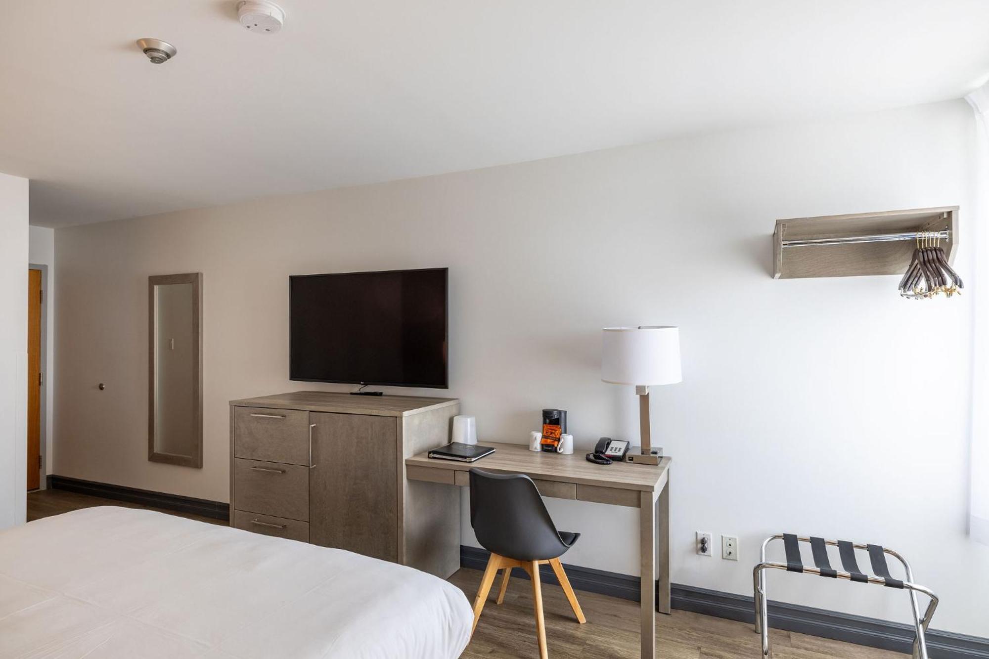 Standard Room 1 King Bed