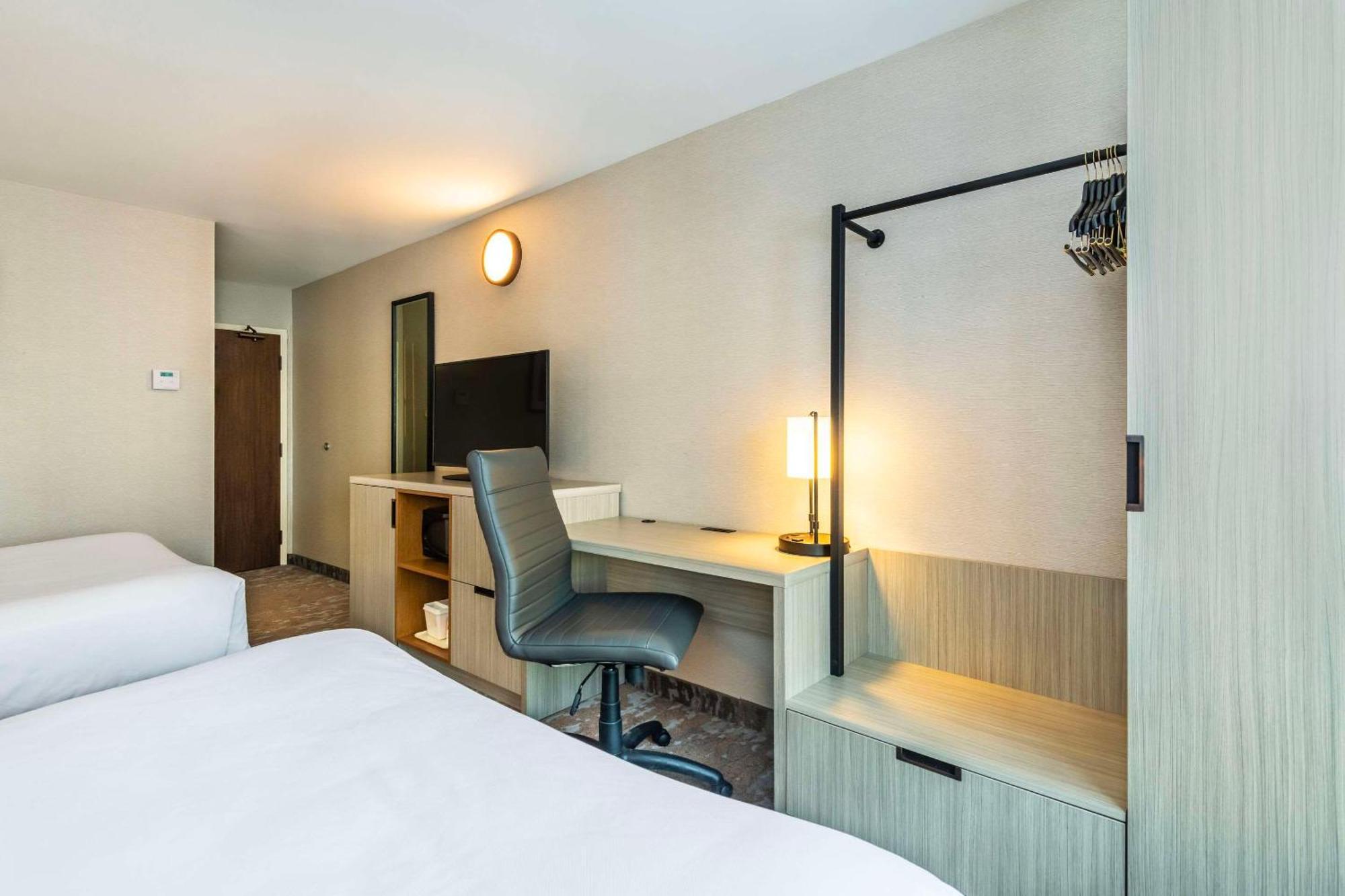 Queen Room with Two Queen Beds - Non-Smoking - Upper Floor