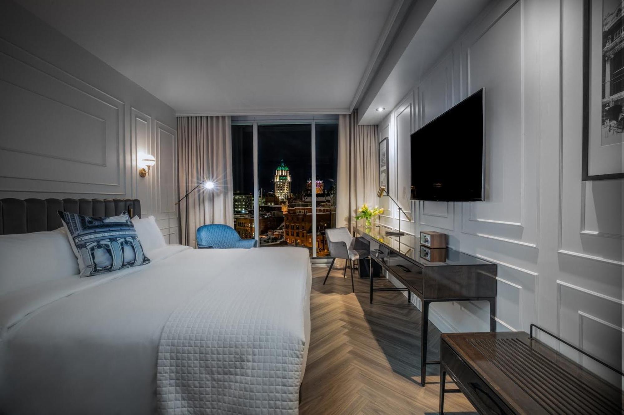 Citadine Room King bed Old-Quebec view