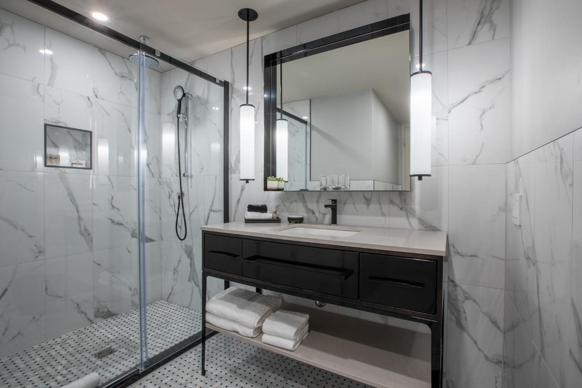 Citadine Room Queen bed Old-Quebec view