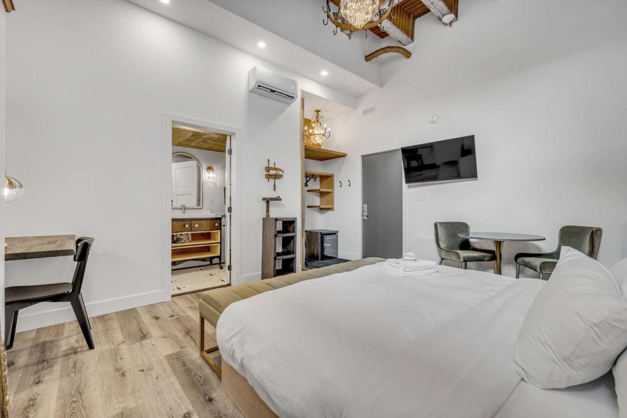 Deluxe Suite