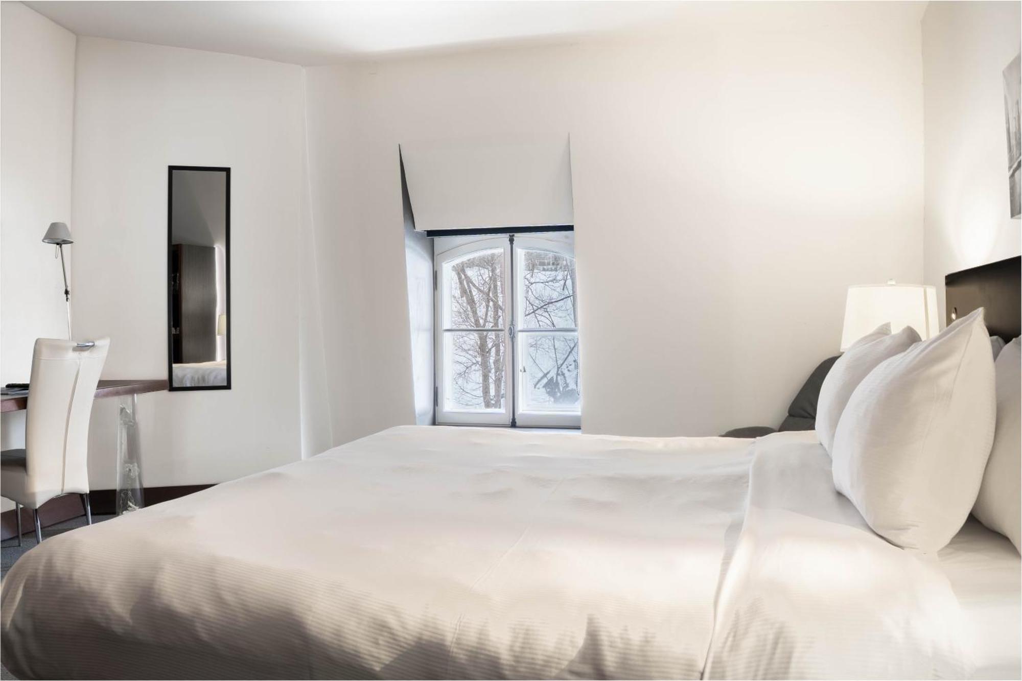 Standard King-sized bed room