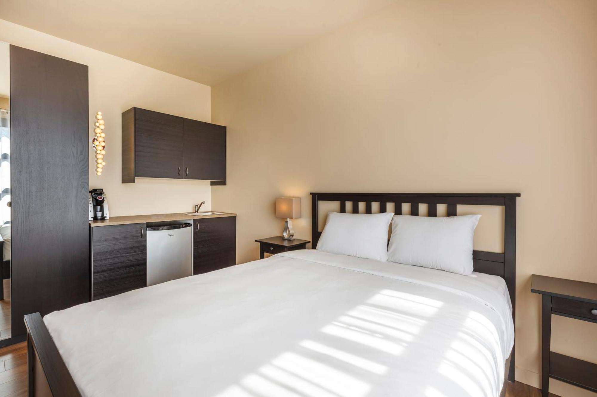 One Queen Bed Studio Building UNILOFT