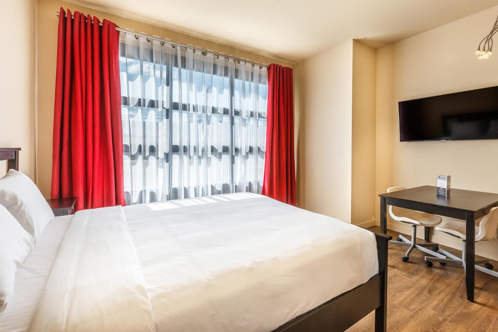 One Queen Bed Studio Building UNILOFT